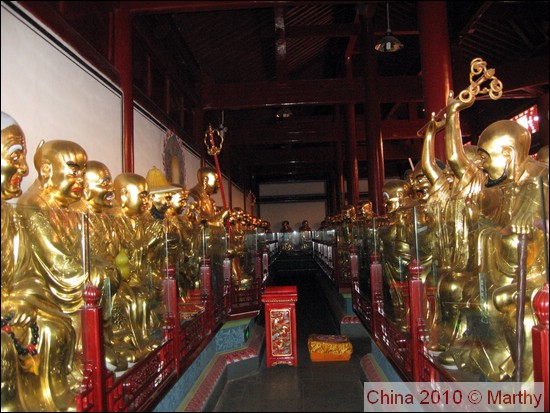 Kunming - gouden beelden Huating Si tempel